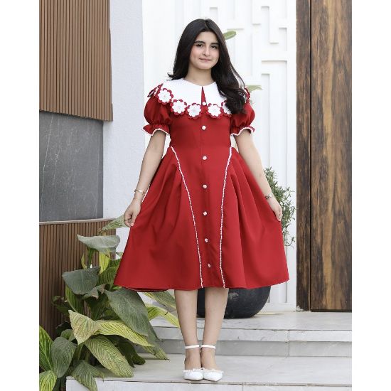 صورة فستان بناتي أحمر مرصع بالفصوص وأزرار أمامية | ألوان (أحمر، عودي) - 1176